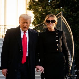 Donald Trump, accompagné de sa femme Melania, quitte la Maison Blanche à l'issue de son mandat de président des Etats-Unis à Washington