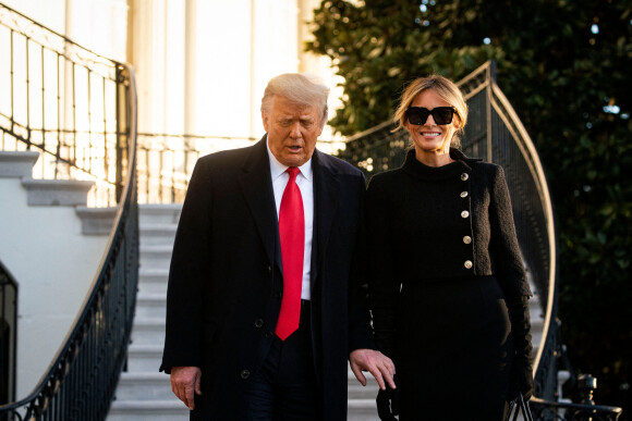 Donald Trump, accompagné de sa femme Melania, quitte la Maison Blanche à l'issue de son mandat de président des Etats-Unis à Washington