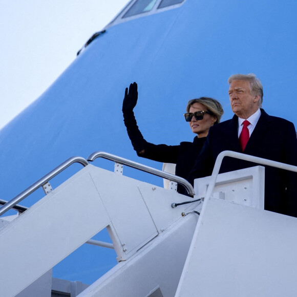 Donald Trump et sa femme Melania montent, pour la dernière fois, à bord de Air Force One sur la base Andrews, pour s'envoler vers la Floride, le jour de l'investiture du nouveau président des Etats-Unis. Le 20 janvier 2021