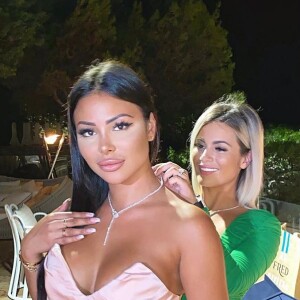 Carla Moreau est au plus mal : la star des "Marseillais" risque d'être virée de l'émission après avoir fait de la sorcellerie à ses camarades, notamment à Maeva Ghennam.