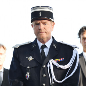 Exclusif - Xavier Deluc et Fabienne Carat, en uniforme, durant le tournage de la nouvelle saison de la série télévisée diffusée sur TF1 "Section de Recherches", le 17 septembre 2019 à Cannes.  © Bruno Bebert / Bestimage 