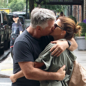 Exclusif - Alec Baldwin et sa femme Hilaria s'embrassent au milieu d'un passage piéton dans les rues de New York, le 25 juillet 2018.