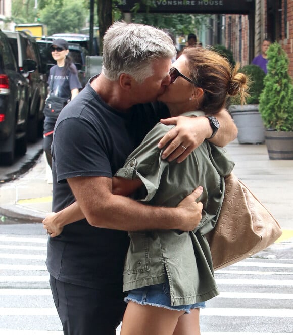 Exclusif - Alec Baldwin et sa femme Hilaria s'embrassent au milieu d'un passage piéton dans les rues de New York, le 25 juillet 2018.