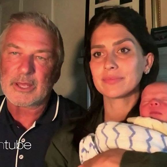 Alec Baldwin et sa femme Hilaria présente leur nouveau né, Eduardo dans l'émission de Ellen Degeneres.