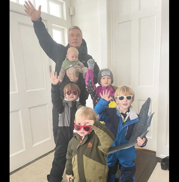 Alec Baldwin avec 5 de ses 7 enfants. Le 19 février 2021.
