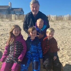 Alec Baldwin et ses quatre enfants sur Instagram, avril 2020.