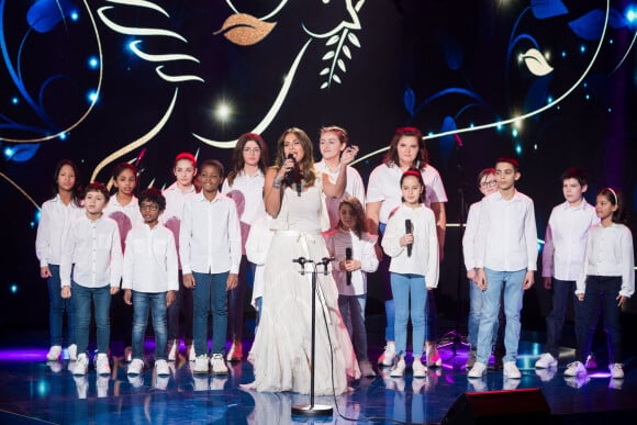 Exclusif - Elisa Tovati et 16 enfants de la chorale CAP - Enregistrement de l'émission "La Boîte à secrets 3" à Paris. Le 22 janvier 2020. © Tiziano Da Silva / Bestimage
