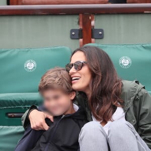 Elisa Tovati, son mari Sébastien Saussez, leur fils Joseph dans les tribunes de Roland Garros à Paris. Le 29 mai 2018. @ Cyril Moreau / Dominique Jacovides / Bestimage