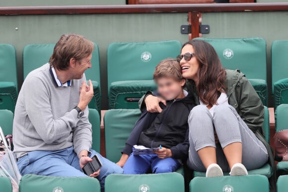 Elisa Tovati, son mari Sébastien Saussez, leur fils Joseph dans les tribunes de Roland Garros à Paris. Le 29 mai 2018. @ Cyril Moreau / Dominique Jacovides / Bestimage