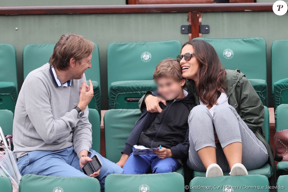 Elisa Tovati, son mari Sébastien Saussez, leur fils Joseph dans les tribunes de Roland Garros à Paris. Le 29 mai 2018. @ Cyril Moreau / Dominique Jacovides / Bestimage