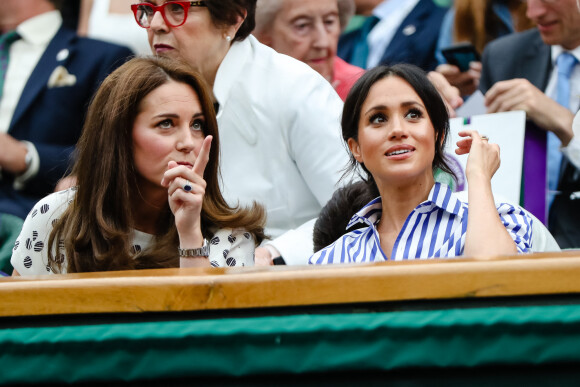 Catherine (Kate) Middleton, duchesse de Cambridge et Meghan Markle, duchesse de Sussex assistent au match de tennis Nadal contre Djokovic lors du tournoi de Wimbledon "The Championships" le 14 juillet 2018