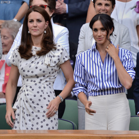 Catherine (Kate) Middleton, duchesse de Cambridge et Meghan Markle, duchesse de Sussex assistent au match de tennis Nadal contre Djokovic lors du tournoi de Wimbledon "The Championships", le 14 juillet 2018