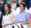 Kate Middleton, duchesse de Cambridge et Meghan Markle, duchesse de Sussex assistent au match de tennis Nadal contre Djokovic lors du tournoi de Wimbledon "The Championships".