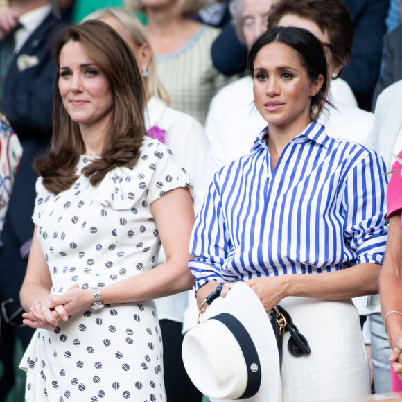 Kate Middleton, duchesse de Cambridge et Meghan Markle, duchesse de Sussex assistent au match de tennis Nadal contre Djokovic lors du tournoi de Wimbledon "The Championships".