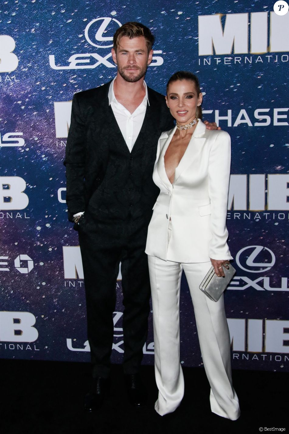 Chris Hemsworth et sa femme Elsa Pataky à la première de &quot;M.I.B. International&quot; au cinéma AMC Lincoln Square 13 à New York, le 12 juin 2019.