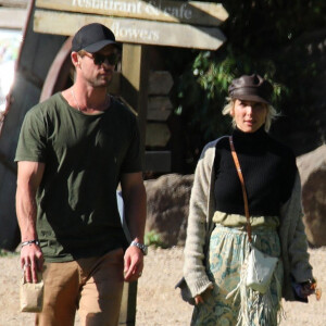 Chris Hemsworth et sa femme Elsa Pataky se baladent avec leurs enfants India, Sasha et Tristan Hemsworth à The Farm à Byron Bay en Australie. Le 11 août 2019