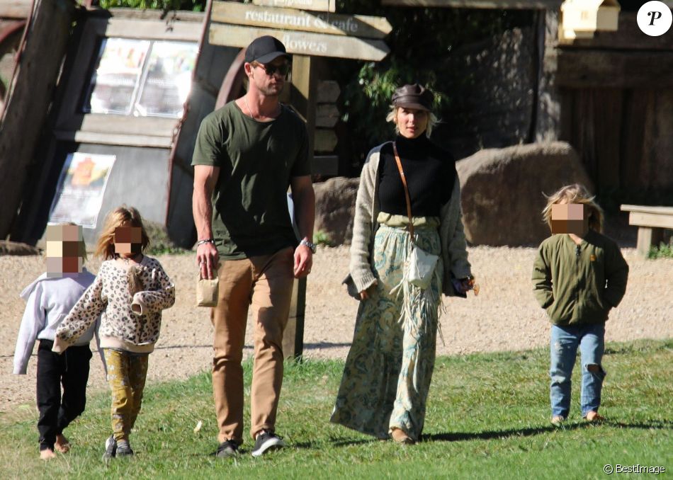 Chris Hemsworth et sa femme Elsa Pataky se baladent avec leurs enfants India, Sasha et Tristan Hemsworth à The Farm à Byron Bay en Australie. Le 11 août 2019