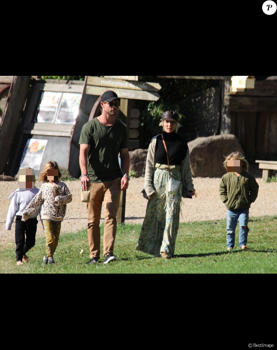 Chris Hemsworth et sa femme Elsa Pataky se baladent avec leurs enfants India, Sasha et Tristan Hemsworth à The Farm à Byron Bay en Australie. Le 11 août 2019