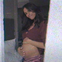 Shy'm topless et en culotte : superbe photo souvenir de sa grossesse