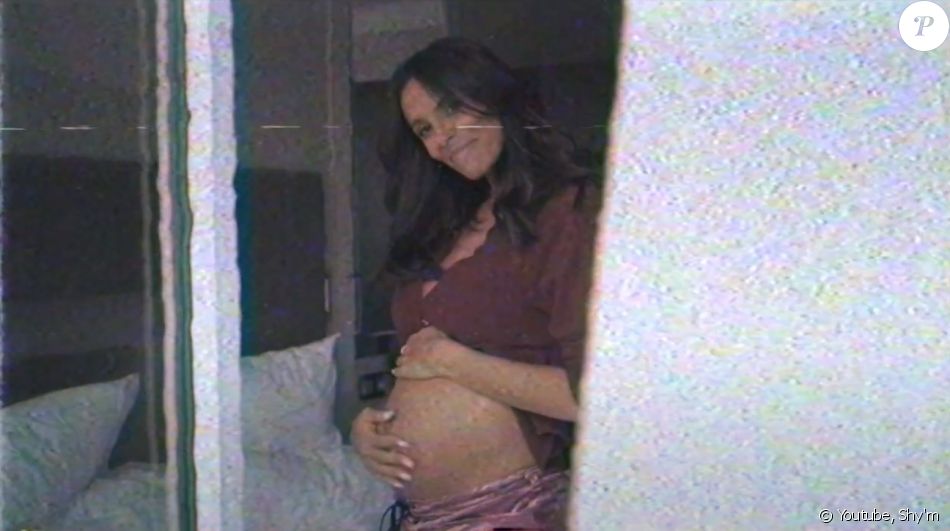 Shy'm avait révélé être enceinte de son premier enfant dans le clip de la chanson "Boy".