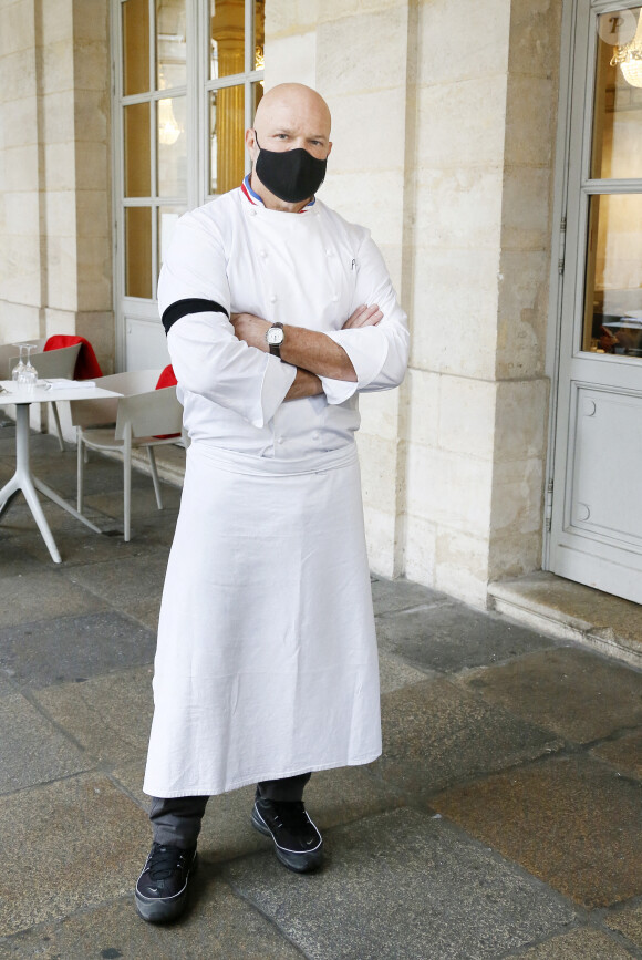 Le grand chef Bordelais et présentateur TV Philippe Etchebest organise un concert de casseroles devant son restaurant Bordelais "Le 4ème Mur" avec son équipe afin de soutenir l'ouverture des restaurants pendant la crise liée à l'épidémie de Coronavirus (COVID-19), le 2 Octobre 2020 à Bordeaux.