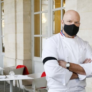 Le grand chef Bordelais et présentateur TV Philippe Etchebest organise un concert de casseroles devant son restaurant Bordelais "Le 4ème Mur" avec son équipe afin de soutenir l'ouverture des restaurants pendant la crise liée à l'épidémie de Coronavirus (COVID-19), le 2 Octobre 2020 à Bordeaux.