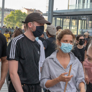 Marina Foïs et Eddy de Pretto - Manifestation de soutien à Adama Traoré devant le tribunal de Paris. Le 2 juin 2020. © JLPPA / Bestimage