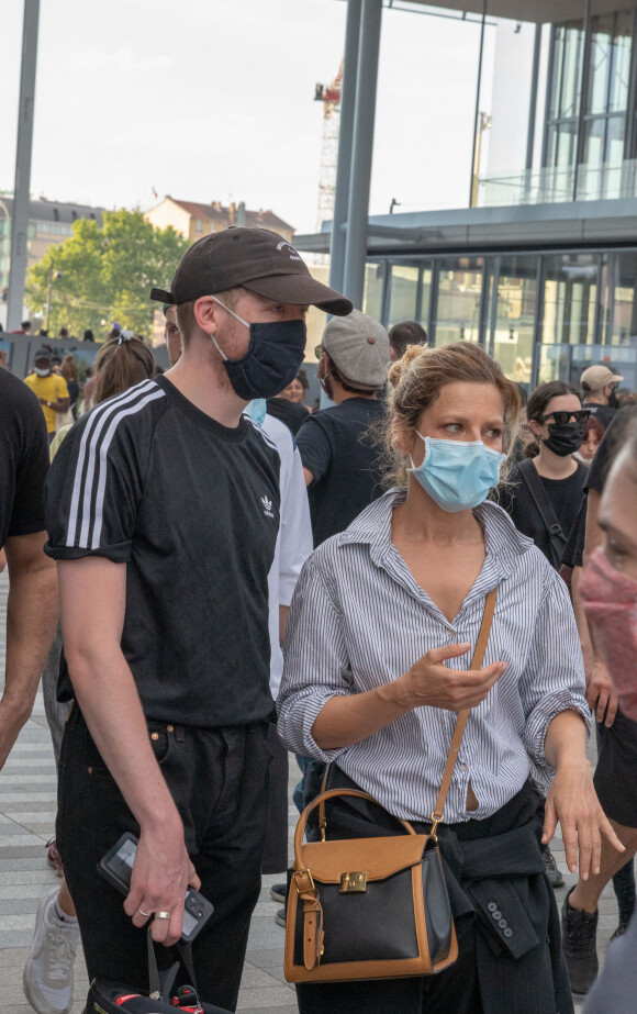 Marina Foïs et Eddy de Pretto - Manifestation de soutien à Adama Traoré devant le tribunal de Paris. Le 2 juin 2020. © JLPPA / Bestimage
