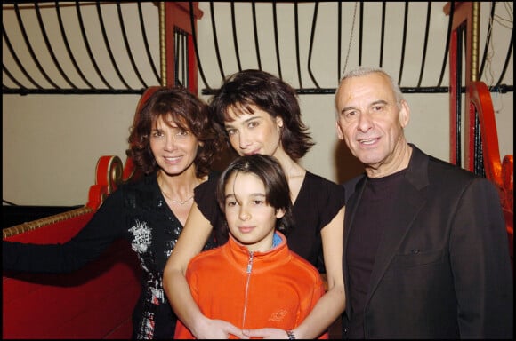 Stéphanie et Michel Fugain avec leurs enfants Marie et Alexis au Cirque d'Hiver en 2005.