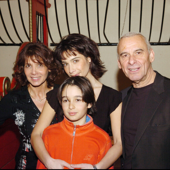 Stéphanie et Michel Fugain avec leurs enfants Marie et Alexis au Cirque d'Hiver en 2005.