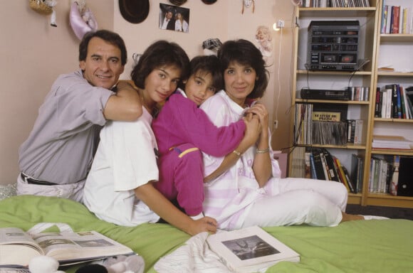 En France, dans la Vallée de Chevreuse, chez lui à Levy-Saint-Nom, Michel Fugain avec sa femme Stéphanie, et leurs filles, Marie et Laurette en septembre 1989.