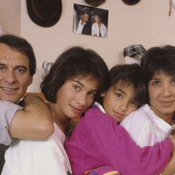 En France, dans la Vallée de Chevreuse, chez lui à Levy-Saint-Nom, Michel Fugain avec sa femme Stéphanie, et leurs filles, Marie et Laurette en septembre 1989.