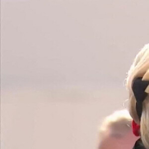 Lady Gaga entonne l'hymne national lors de la cérémonie d'investiture du président des Etats-Unis, Joe Biden à Washington, le 20 janvier 2021.