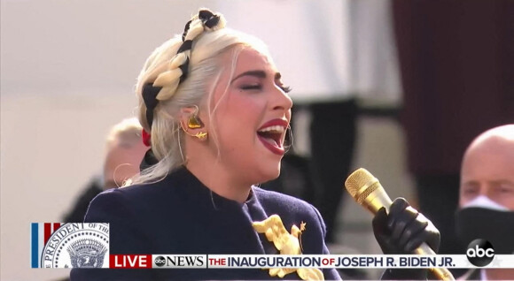 Lady Gaga entonne l'hymne national lors de la cérémonie d'investiture du président des Etats-Unis, Joe Biden à Washington, le 20 janvier 2021.