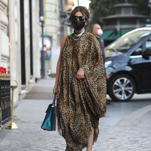 Lady Gaga, teinte en brune et vêtue d'un caftan léopard, rejoint son hôtel à Rome. Le 24 février 2021.