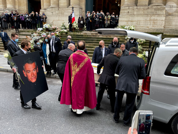 Sorties des Obsèques du danseur étoile Patrick Dupond en l'église Saint-Roch à Paris, France, le 11 mars 2021. 