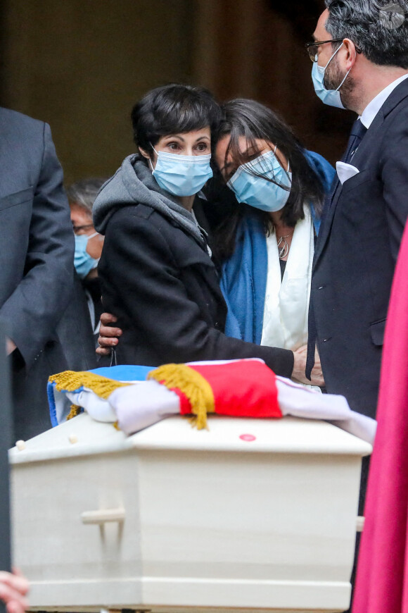 Marie-Claude Pietragalla, Leïla Da Rocha (compagne de Patrick Dupond), cercueil du défunt (avec le drapeau bleu blanc rouge) Sorties des Obsèques du danseur étoile Patrick Dupond en l'église Saint-Roch à Paris, France, le 11 mars 2021. 