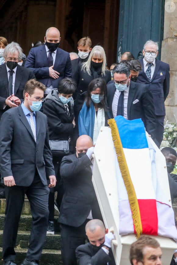 Marie-Claude Pietragalla, Leïla Da Rocha (compagne de Patrick Dupond), cercueil du défunt (avec le drapeau bleu blanc rouge) - Sorties des Obsèques du danseur étoile Patrick Dupond en l'église Saint-Roch à Paris, France, le 11 mars 2021.