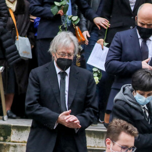 Marie-Claude Pietragalla, Leïla Da Rocha (compagne de Patrick Dupond), cercueil du défunt (avec le drapeau bleu blanc rouge) - Sorties des Obsèques du danseur étoile Patrick Dupond en l'église Saint-Roch à Paris, France, le 11 mars 2021. 