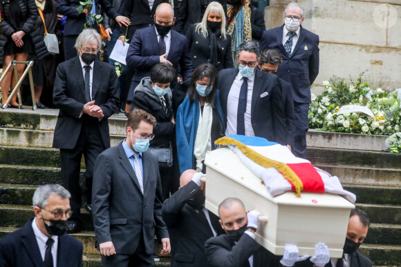 Marie-Claude Pietragalla, Leïla Da Rocha (compagne de Patrick Dupond), cercueil du défunt (avec le drapeau bleu blanc rouge) - Sorties des Obsèques du danseur étoile Patrick Dupond en l'église Saint-Roch à Paris, France, le 11 mars 2021. 