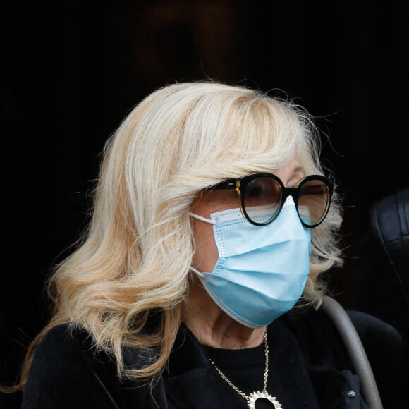 Exclusif - Nicoletta (Nicole Grisoni) - Sorties des obsèques du chef Gérard Idoux (restaurateur à la tête du Récamier) en l'église de Saint-Germain-des-Prés à Paris, le 08 octobre 2020. © Christophe Clovis / Bestimage