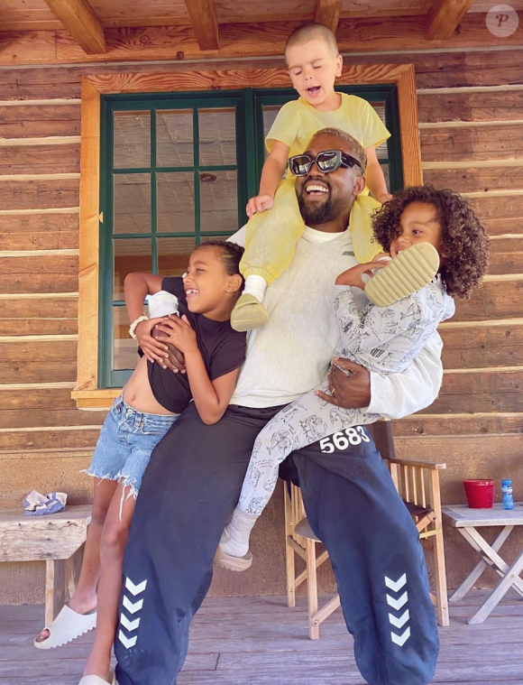 Kanye West, ses enfants North et Saint, et le fils de Kourtney Kardashian, Reign. Octobre 2020.