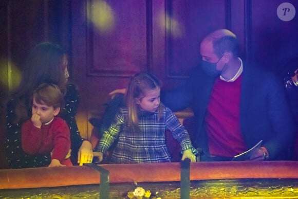 Le prince William, duc de Cambridge, et Catherine (Kate) Middleton, duchesse de Cambridge, avec leurs enfants le prince George, la princesse Charlotte et le prince Louis ont assisté à un spectacle donné en l'honneur des personnes qui ont été mobilisées pendant la pandémie au Palladium à Londres, Royaume Uni, le 11 décembre 2020.