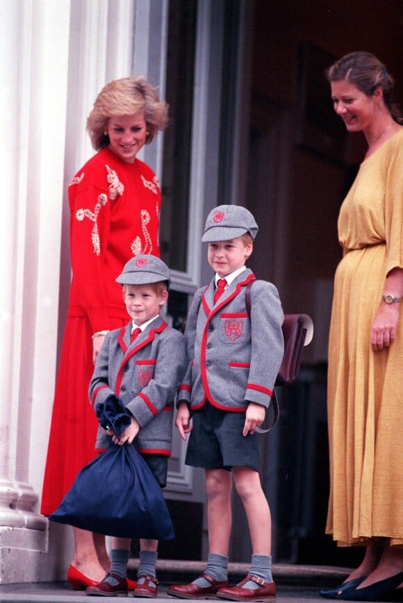 Diana avec ses fils Harry et William en 1989 lors de leur rentrée scolaire à l'école Wetherby de Londres.