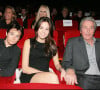 Alain-Fabien Delon, Anouchka Delon et leur père Alain Delon au cinéma Gaumont-Champs-Elysées, à Paris, poue la première du film "Astérix aux Jeux Olympiques" en 2008.