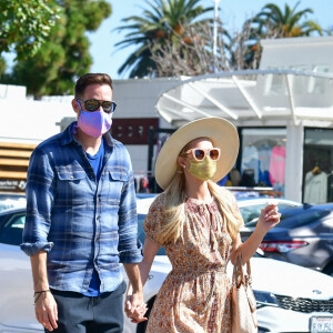 Exclusif - Paris Hilton et son fiancé Carter Reum, très amoureux, sont allés faire du shopping au Country Mart à Malibu. Le 6 mars 2021