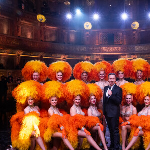 Exclusif - Stéphane Bern et les danseuses du Moulin Rouge - Enregistrement de l'émission "La grande soirée du 31 à Versailles", qui sera diffusée sur France 2. Le 15 décembre 2020 © Tiziano Da Silva - Cyril Moreau / Bestimage 