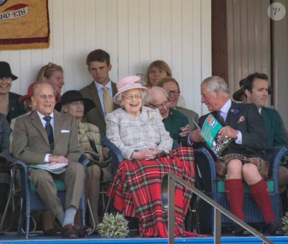 La reine Elisabeth II, le prince Philip duc d'Edimbourg, le prince Charles assistent aux jeux de Braemar en Ecosse, le 2 septembre 2017.
