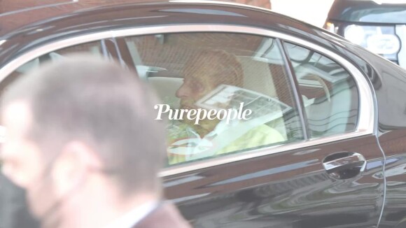 Le prince Philip est sorti de l'hôpital : première apparition sous bonne escorte