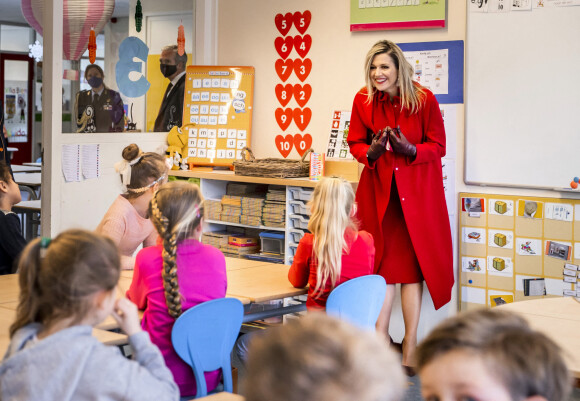 La reine Maxima des Pays-Bas visite l'école primaire chrétienne (CBS) Sabina van Egmond à Oud-Beijerland, Pays-Bas, le 18 février 2021.